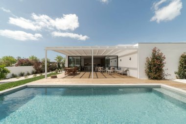 Havuz ve bahçe ile dış ve iç modern beyaz villa
