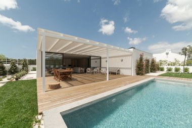 Havuz ve bahçe ile dış ve iç modern beyaz villa
