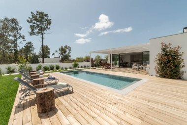Havuz ve bahçe ile dış ve iç modern beyaz villa