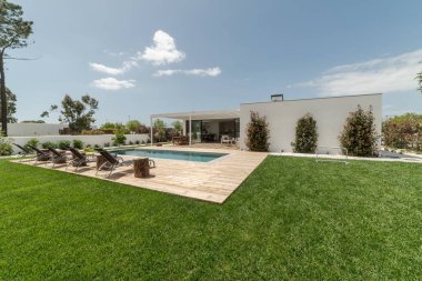 Havuz ve bahçe ile dış ve iç modern beyaz villa