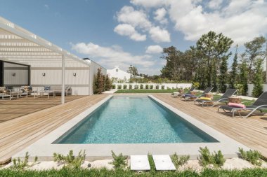 Havuz ve bahçe ile dış ve iç modern beyaz villa