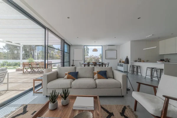 Havuz ve bahçe ile dış ve iç modern beyaz villa