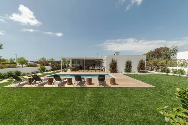 Havuz ve bahçe ile dış ve iç modern beyaz villa