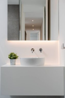 Havuz ve bahçe ile dış ve iç modern beyaz villa