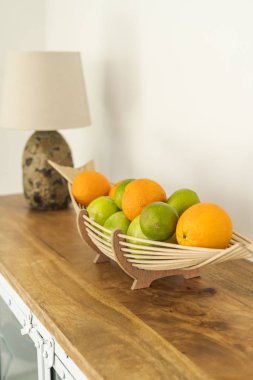 Havuz ve bahçe ile dış ve iç modern beyaz villa