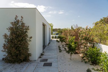 Havuz ve bahçe ile dış ve iç modern beyaz villa