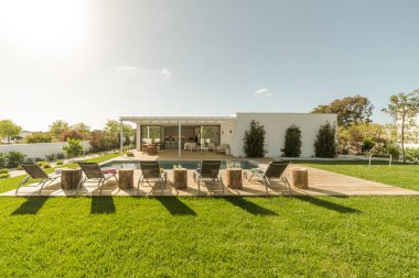 Havuz ve bahçe ile dış ve iç modern beyaz villa