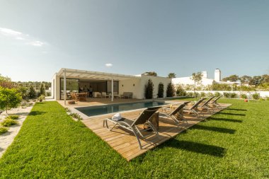 Havuz ve bahçe ile dış ve iç modern beyaz villa