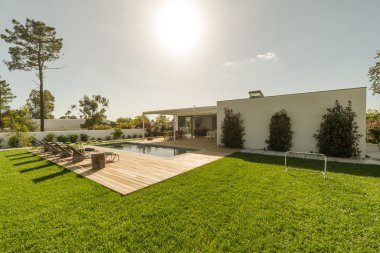 Havuz ve bahçe ile dış ve iç modern beyaz villa