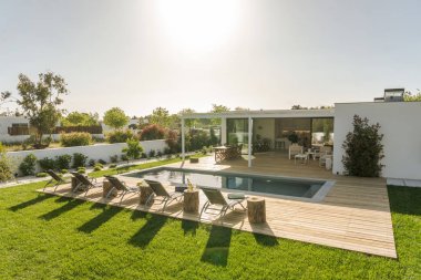 Havuz ve bahçe ile dış ve iç modern beyaz villa