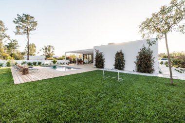 Havuz ve bahçe ile dış ve iç modern beyaz villa