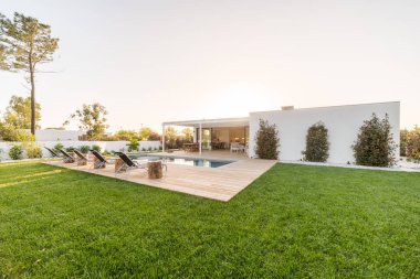 Havuz ve bahçe ile dış ve iç modern beyaz villa
