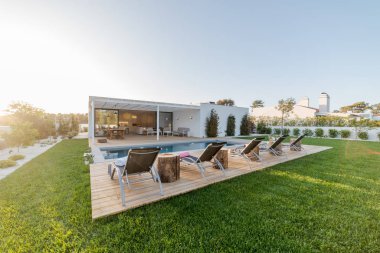 Havuz ve bahçe ile dış ve iç modern beyaz villa