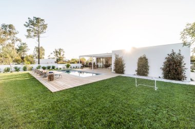 Havuz ve bahçe ile dış ve iç modern beyaz villa