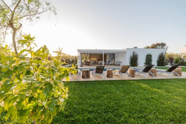 Havuz ve bahçe ile dış ve iç modern beyaz villa
