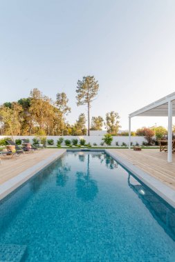 Havuz ve bahçe ile dış ve iç modern beyaz villa