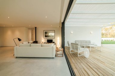 Havuz ve bahçe ile dış ve iç modern beyaz villa