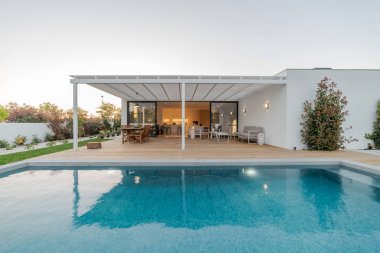 Havuz ve bahçe ile dış ve iç modern beyaz villa
