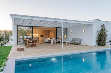 Havuz ve bahçe ile dış ve iç modern beyaz villa