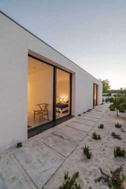 Havuz ve bahçe ile dış ve iç modern beyaz villa