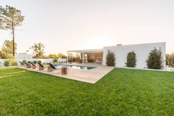 Havuz ve bahçe ile dış ve iç modern beyaz villa