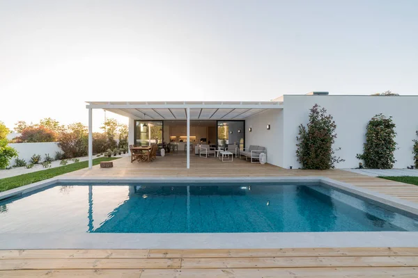 Havuz ve bahçe ile dış ve iç modern beyaz villa