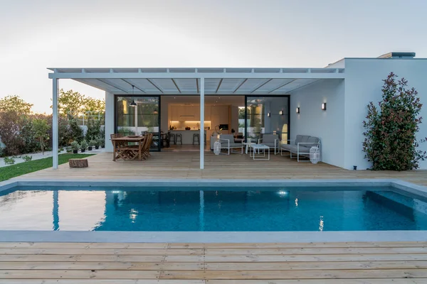Havuz ve bahçe ile dış ve iç modern beyaz villa