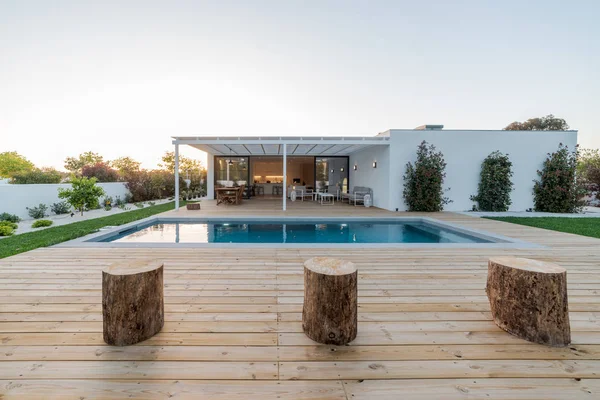 Havuz ve bahçe ile dış ve iç modern beyaz villa