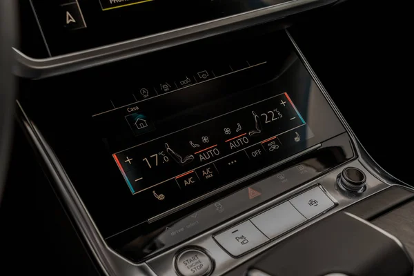 Top ejecutar los controles digitales del aire acondicionado del coche —  Fotos de Stock