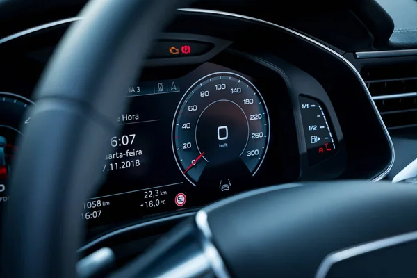 Синьо-чорна високотехнологічна повна цифрова приладова панель автомобілів — стокове фото