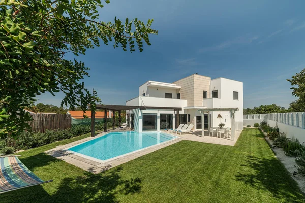 Casa Moderna Com Piscina Jardim Pérgula Madeira — Fotografia de Stock