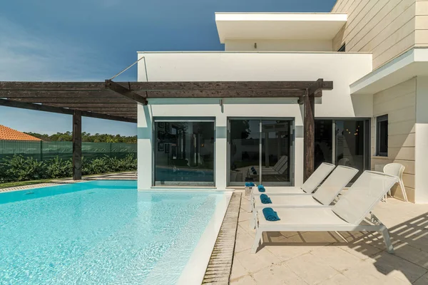 Modernes Haus Mit Garten Schwimmbad Und Hölzerner Pergula — Stockfoto