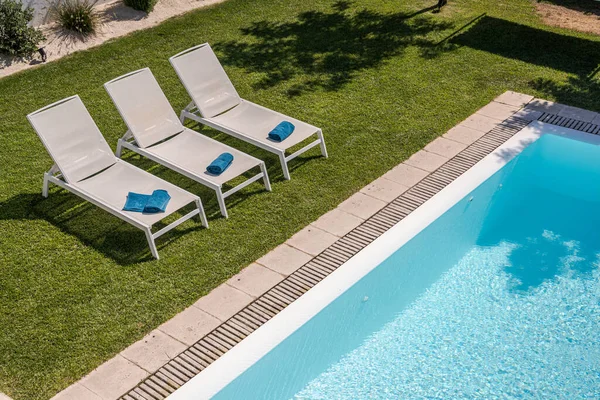 Modernes Haus Mit Garten Schwimmbad Und Hölzerner Pergula — Stockfoto