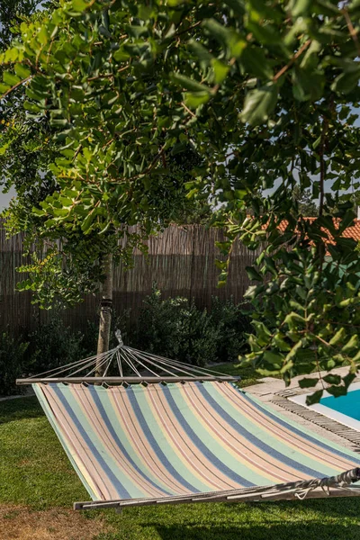 Hamaca Desnudo Color Jardín Con Piscina Pérgula Madera —  Fotos de Stock