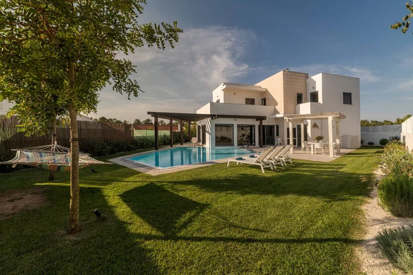 Modernes Haus Mit Garten Schwimmbad Und Hölzerner Pergula Stockfoto