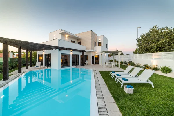 Modernes Haus Mit Garten Schwimmbad Und Hölzerner Pergula — Stockfoto