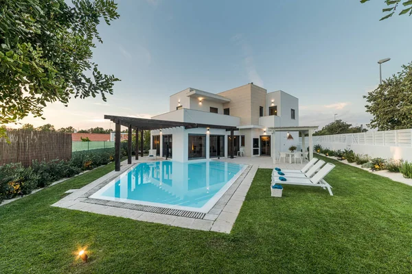 Moderna Casa Con Piscina Jardín Pérgula Madera — Foto de Stock