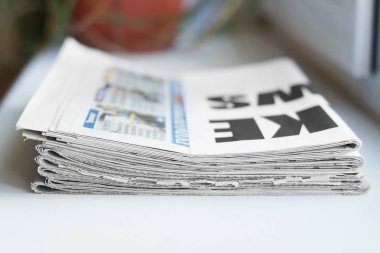 Taze sabah gazeteleri ofisindeki masanın üzerine yığını. Son mali ve iş Haberler günlük gazetede. Sayfaları bilgiler (başlıkları, makaleler, fotoğraflar, metin). Katlanmış ve yığılmış günlükleri     