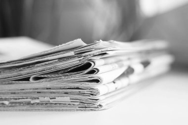 Taze sabah gazeteleri ofisindeki masanın üzerine yığını. Son mali ve iş Haberler günlük gazetede. Sayfaları bilgiler (başlıkları, makaleler, fotoğraflar, metin). Katlanmış ve yığılmış günlükleri     