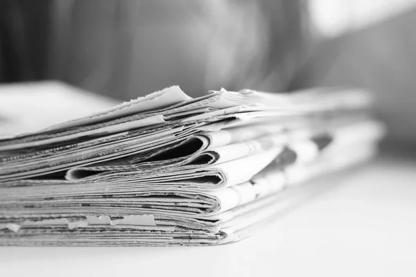 Taze sabah gazeteleri ofisindeki masanın üzerine yığını. Son mali ve iş Haberler günlük gazetede. Sayfaları bilgiler (başlıkları, makaleler, fotoğraflar, metin). Katlanmış ve yığılmış günlükleri     
