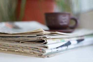 Gazeteler ve çay, yan görünüm                              