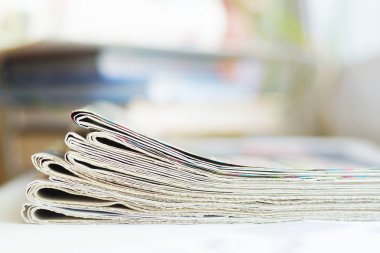 Gazeteler, haber katlanmış ve yığılmış günlüklerle yığını. Yan görünüm, seçici odak       