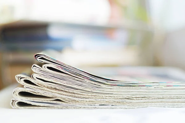 Pilha Jornais Revistas Dobradas Empilhadas Com Notícias Vista Lateral Foco — Fotografia de Stock