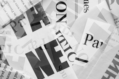 Gazete başlıkları ve makaleler ile yatay yüzey, arka plan dokusu üzerinde dağınık        