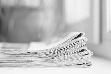 Gazeteler yığını. Günlük gazete haberleri ile yığılmış yığın, yan görünüm     