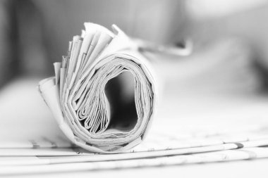 Kağıt üstünde tepe-in sayfa başlıkları ve makaleler, günlük gazeteler ile haber ile haddelenmiş     