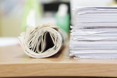 Documets ve haddelenmiş tarama, ahşap masa, yan görünüm 