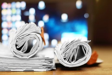 Kişisel bilgisayar ve Gazeteler. Tabloid dergi ve dizüstü bilgisayar. Kavram haber ve bilgi için. Farklı medya kaynakları   