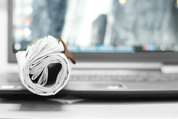 Bilgisayar ve Gazeteler. Gazete haberleri ile dizüstü klavye üzerinde yuvarlandı. Farklı bilgi kaynaklarını - tabloid dergi sayfalarının kağıt veya elektronik cihaz ekran