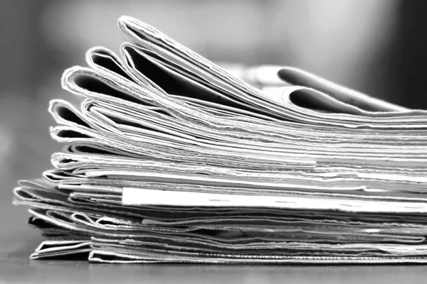 Stapel Frischer Morgenzeitungen Auf Dem Tisch Büro Aktuelle Finanz Und — Stockfoto